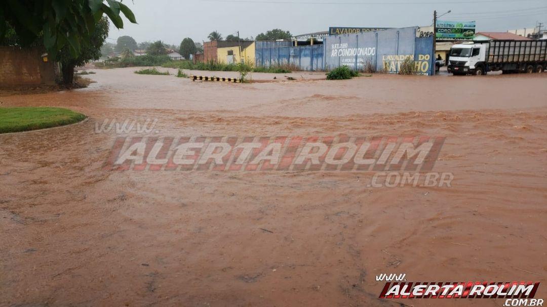 Urgente Após chuva intensa alguns trechos no centro de Rolim de Moura