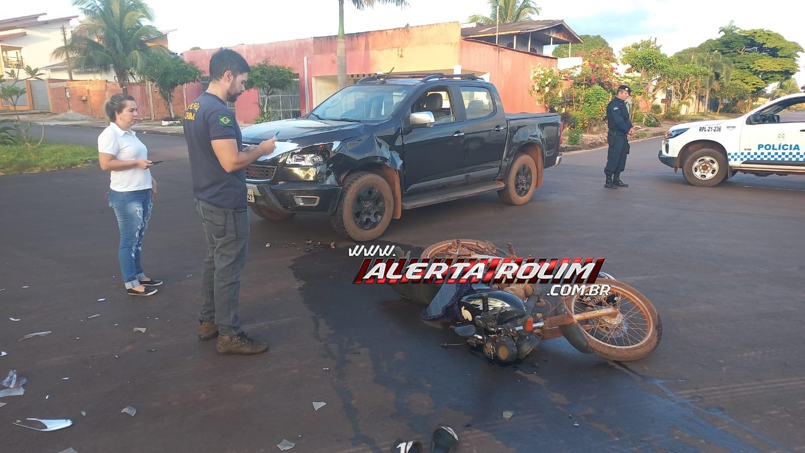 Motociclista fraturou a perna ao atingir caminhonete nesta manhã em