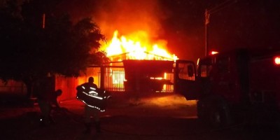 Rolim De Moura – Incêndio em residência no bairro Jardim Tropical.