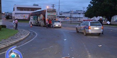 Ji-Paraná – Grave acidente no cruzamento da Rua 22 de Novembro com Avenida Marechal Rondon deixa veículo totalmente destruído