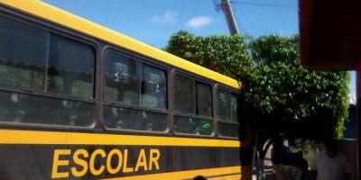 Novo Horizonte -  Ônibus escolar atinge poste