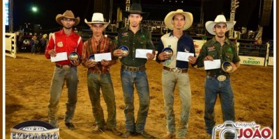 Rolim de Moura: Grande final do rodeio, queima de fogos marcaram o último dia de feira.