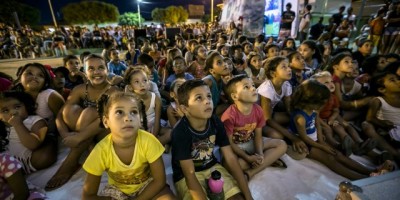 Projeto leva em uma van movida a energia solar a magia do cinema para as crianças de Rolim de Moura