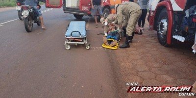 Motociclista é socorrido pelos bombeiros após colisão na RO-010, em Rolim de Moura  