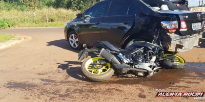Condutor de moto esportiva fica ferido após bater na traseira de carro no bairro Cidade Alta, em Rolim de Moura – Vídeo 