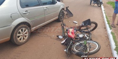 Homem pilotando ciclomotor colide frontalmente com carro no bairro centro em Rolim de Moura