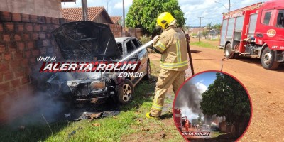 Carro foi parcialmente destruído por incêndio nesta tarde em Rolim de Moura