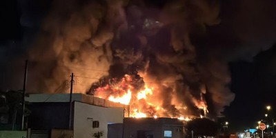 URGENTE - Incêndio de grandes proporções atinge loja Cairu nesta noite em Pimenta Bueno