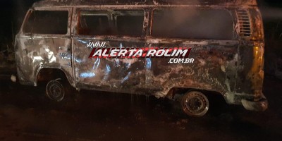 Kombi foi destruída por incêndio nesta manhã na RO 010 em Rolim de Moura 