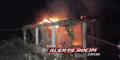 Casa desabitada foi atingida por incêndio no bairro Centenário, em Rolim de Moura