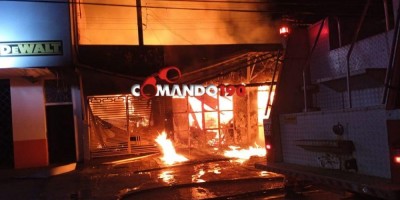 Comércio foi completamente destruído por incêndio nessa madrugada, em Ji-Paraná 
