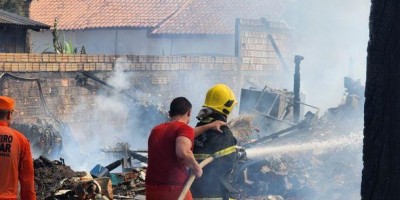 VÍDEO: Incêndio de grandes proporções destrói casa no centro de São Miguel