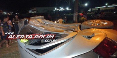 Carro tombou ao ser atingido por outro nessa noite em Rolim de Moura
