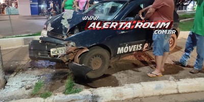 Carro colidiu violentamente contra poste durante essa madrugada em Rolim de Moura; vítimas foram socorridas e transferidas para o HEURO 