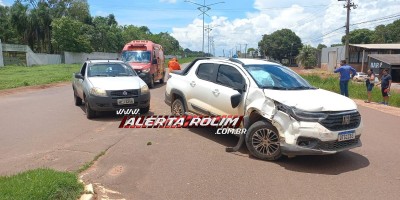 Acidente de trânsito envolvendo dois carros foi registrado próximo ao parque de exposições, em Rolim de Moura