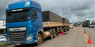 Motociclista morreu esmagado por carreta na BR-364 em Jaru