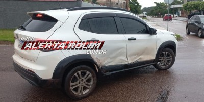 Motorista se evadiu do local após invadir preferencial e bater em outro carro nesta tarde, em Rolim de Moura