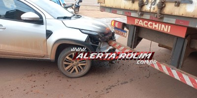 Colisão entre carro e caminhão ocorreu no Centro de Rolim de Moura