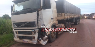 Acidente envolvendo carreta e ônibus que transporta funcionários de frigorifico foi registrado na RO 010, em Rolim de Moura