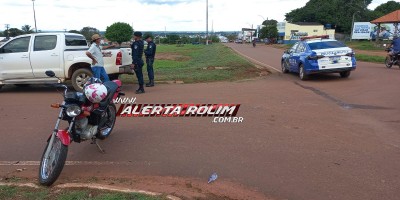 Acidente de trânsito envolvendo moto e caminhonete foi registrado nesta tarde, em Rolim de Moura