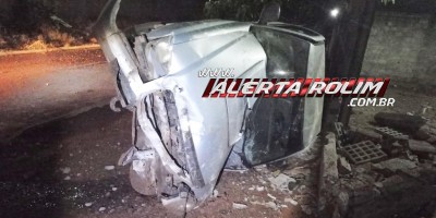 Durante a madrugada, caminhonete tombou e atingiu muro de residência no bairro Beira Rio, em Rolim de Moura