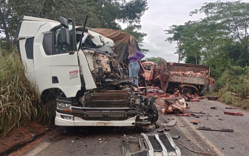 Acidente entre dois caminhões e um carro de passeio deixou uma vítima fatal entre Colorado e Cerejeiras