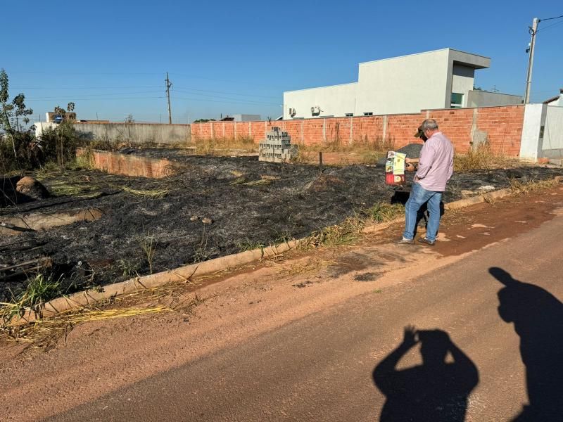 Rolim de Moura: Secretaria de Meio Ambiente realiza visita ao Residencial Jequitibá após denúncia de queimada e notifica proprietários dos terrenos 