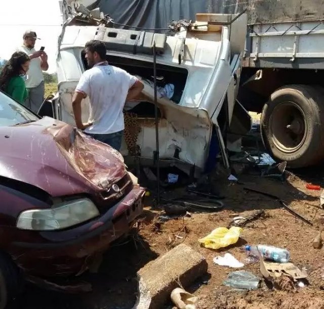 Acidente Entre Duas Carretas E Um Pálio Deixa Uma Pessoa Em Estado ...